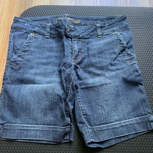 In great condition, American eagle outfitters Bermuda shorts.